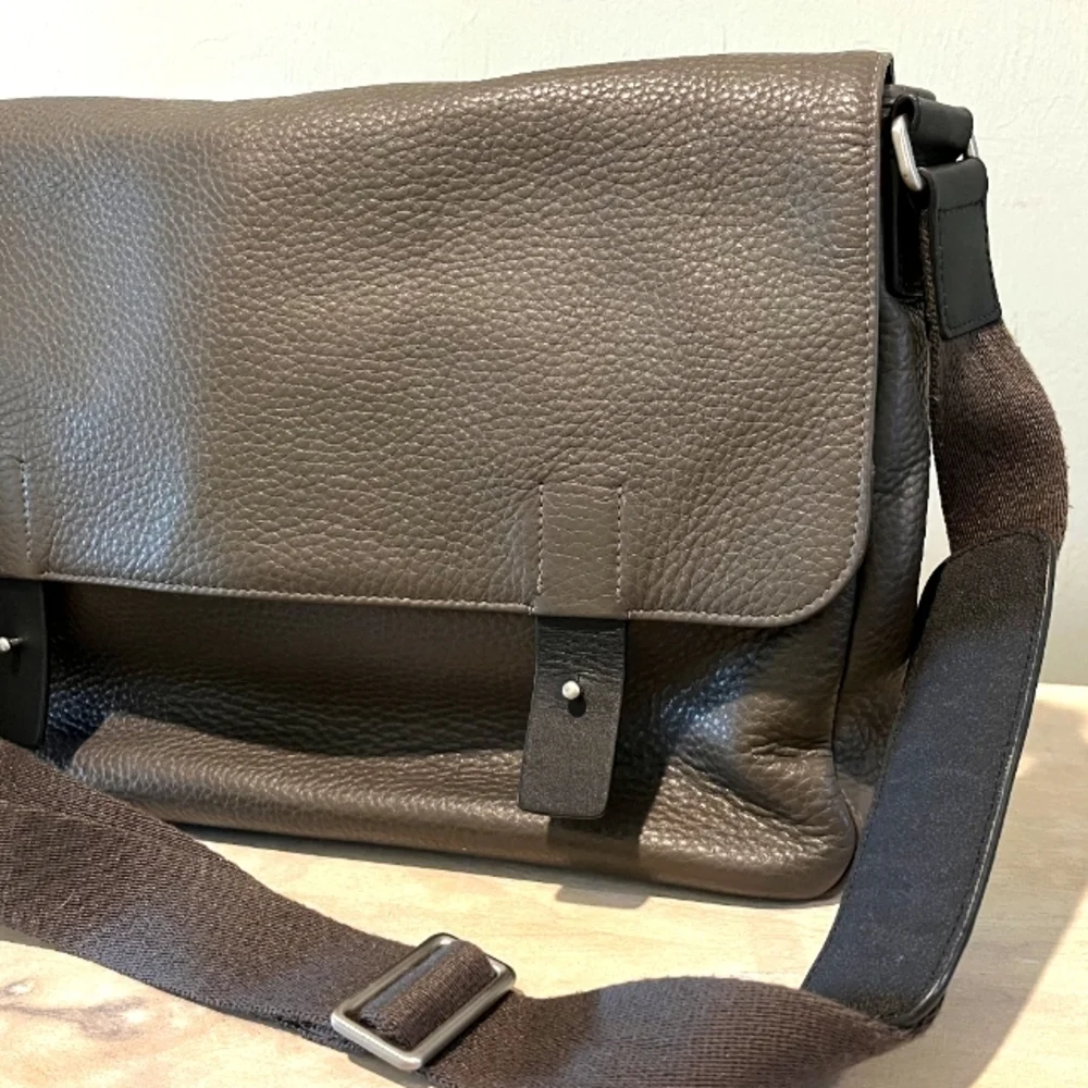 Rare Ecco Unisex Ely Grey Pebbled Leather Messenger Bag is Pristine